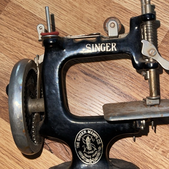Singer Sewing Machine - Picture 2 of 5